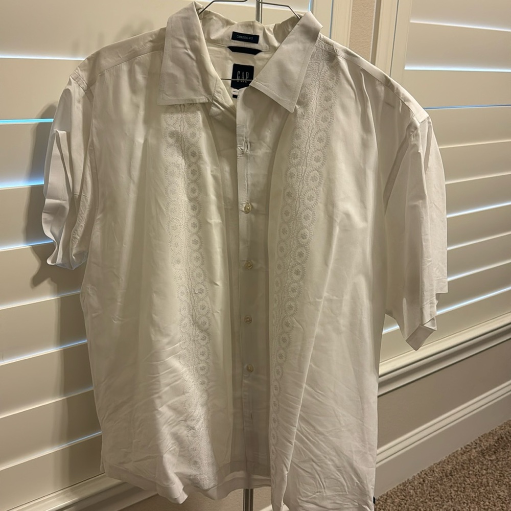 GAP men’s ss button down. XXL. White with embroidery, 100% cotton. Like new.